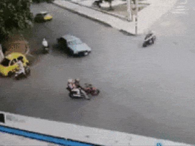 Tranh vui - Những pha thoát hiểm trong tích tắc khiến người xem hú vía