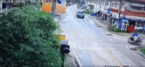 Những pha thoát hiểm trong tích tắc khiến người xem hú vía - 7