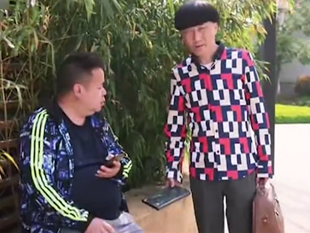 Video Clip Cười - Anh chàng hí hửng khi mua được "phim đen" và cái kết ngã ngửa