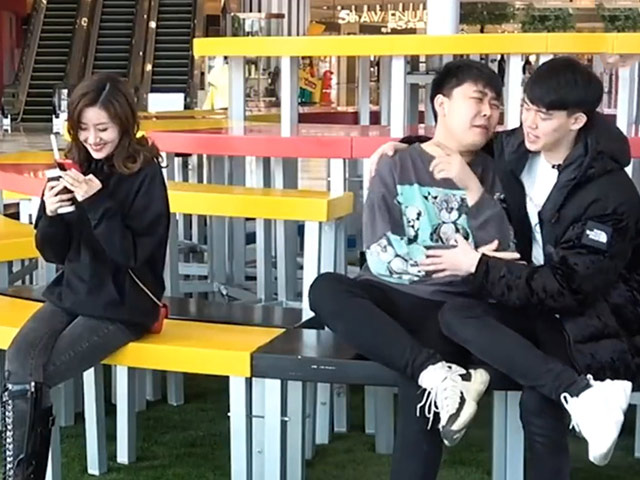 Video Clip Cười - Chàng trai đang thất tình gặp phải thanh niên vô duyên