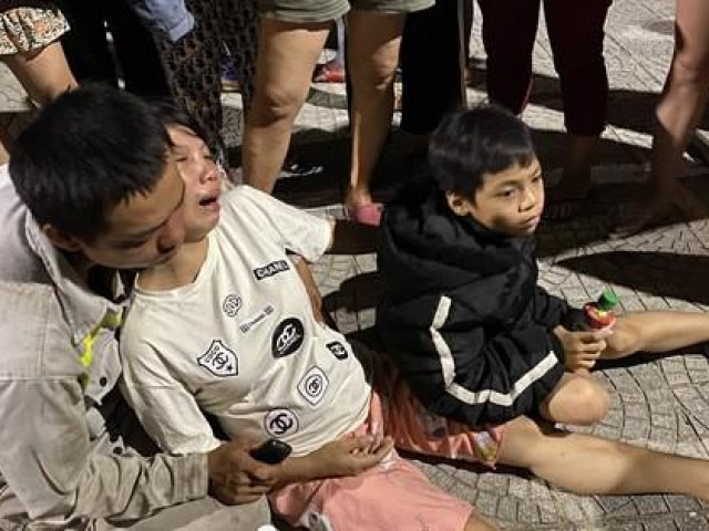 Tin tức trong ngày - Mẹ có thai khóc ngất bên bờ biển vì con trai đuối nước