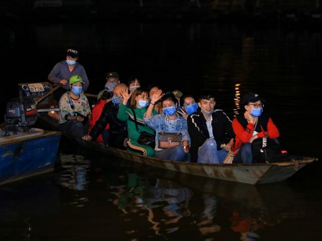 Thị trường - Tiêu dùng - Bất ngờ cảnh tượng chùa Hương ngày khai hội