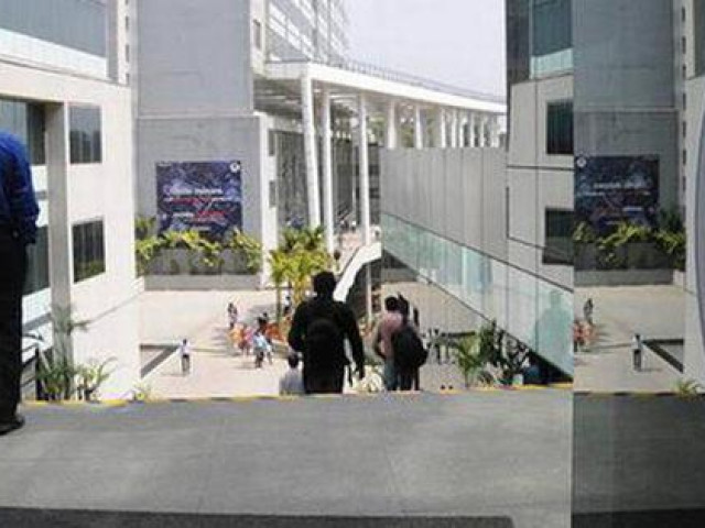 Kinh doanh - Giàu "nứt đố đổ vách" nhưng đại gia này chỉ mua ô tô cũ, không ngại đi xe 3 bánh