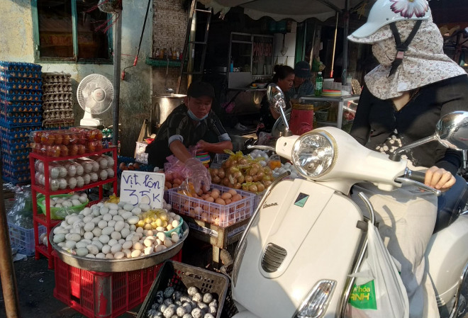 Trứng gà bán dạng xá tại khu vực chợ Bà Chiểu (quận Bình Thạnh, TP HCM)