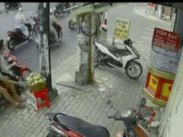 Media - Dừng đèn đỏ, 3 thanh niên tiện tay "chôm" nguyên rổ xoài