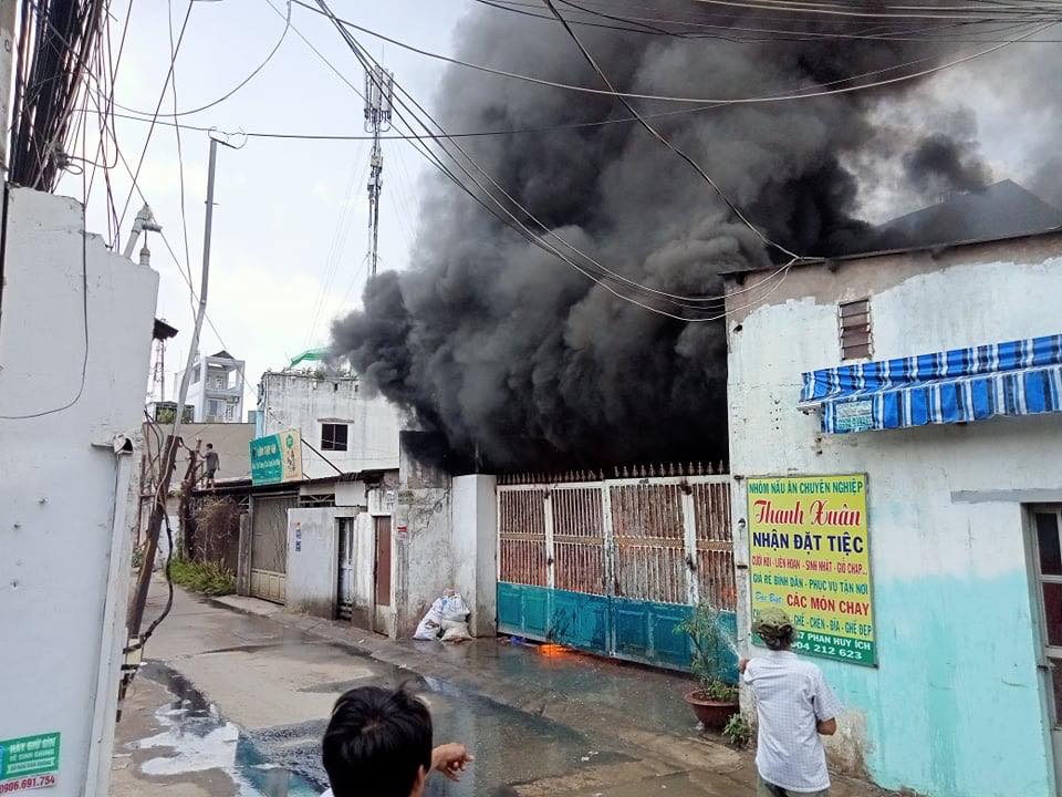 Khói đen bốc lên cuồn cuộn khi nhà xưởng chứa thịt gia cầm trên đường Phan Huy Ích bị cháy