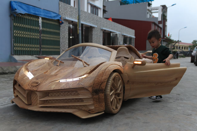 Watch the tiny wooden Bugatti "supercar" running the electric motor of a young father for his son - 1