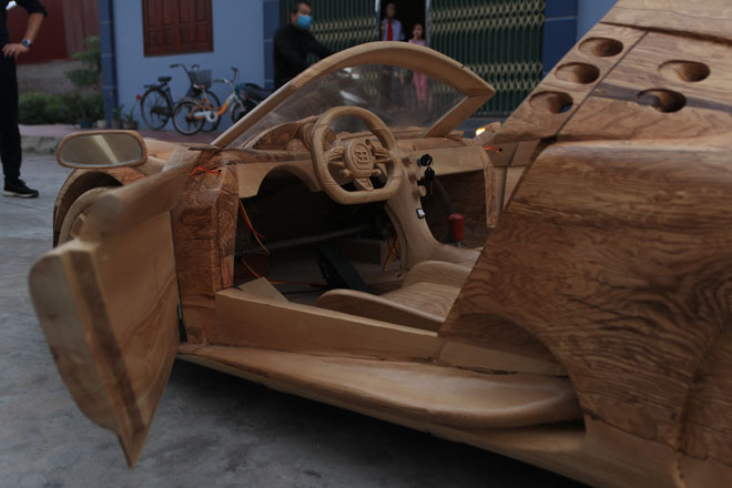 Watch the tiny wooden Bugatti "supercar" running the electric motor of a young father for his son - 10