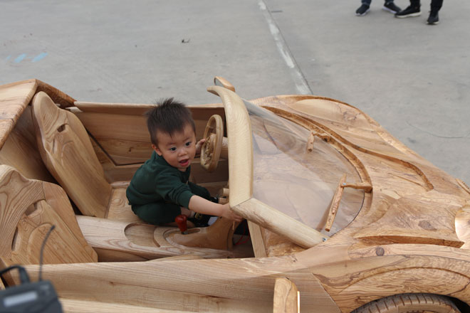 See the tiny wooden Bugatti "supercar", running the electric motor of a young father for his son - 13