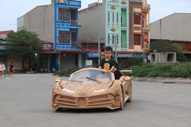 See the tiny wooden Bugatti "supercar", running the electric motor of the young father for his son - 16
