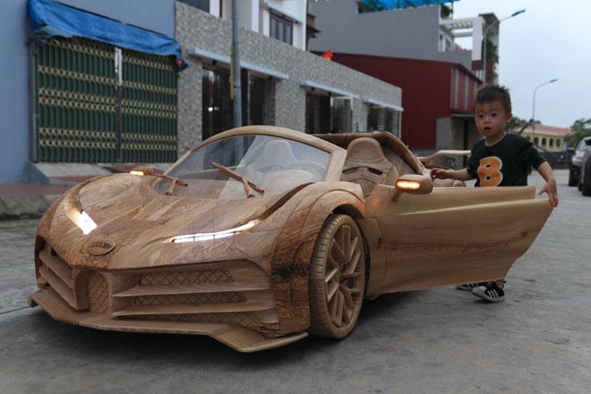 See the tiny wooden Bugatti "supercar", running the electric motor of the young father for his son - 4