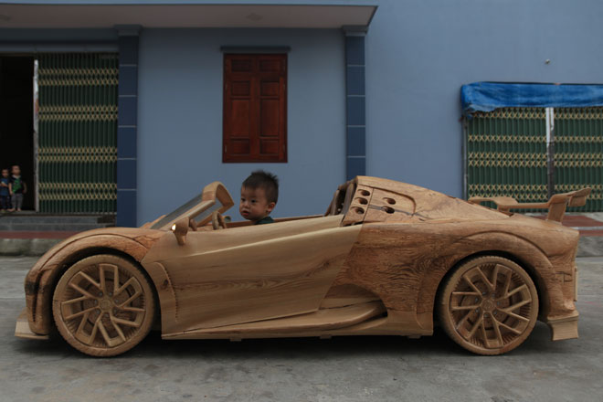 Watch the tiny wooden Bugatti "supercar" running the electric motor of a young father for his son - 5