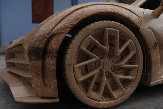 Watch the tiny wooden Bugatti "supercar", running the electric motor of a young father for his son - 9