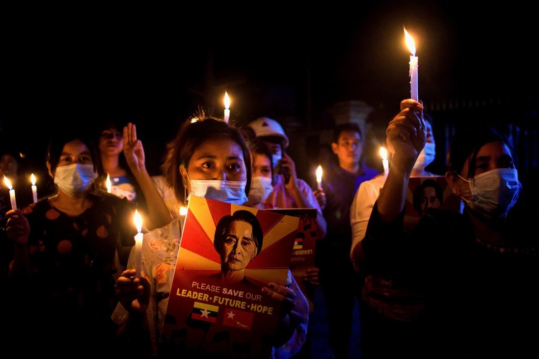 Người dân Myanmar tham gia biểu tình vào tối ngày 12.3.