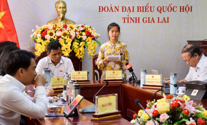 Bà Ksor H’Bơ Khăp (đứng) không tiếp tục tham gia ứng cử Đại biểu Quốc hội khóa XV, nhiệm kì 2021-2026 - Ảnh Trấn Dung/baogialai.vn