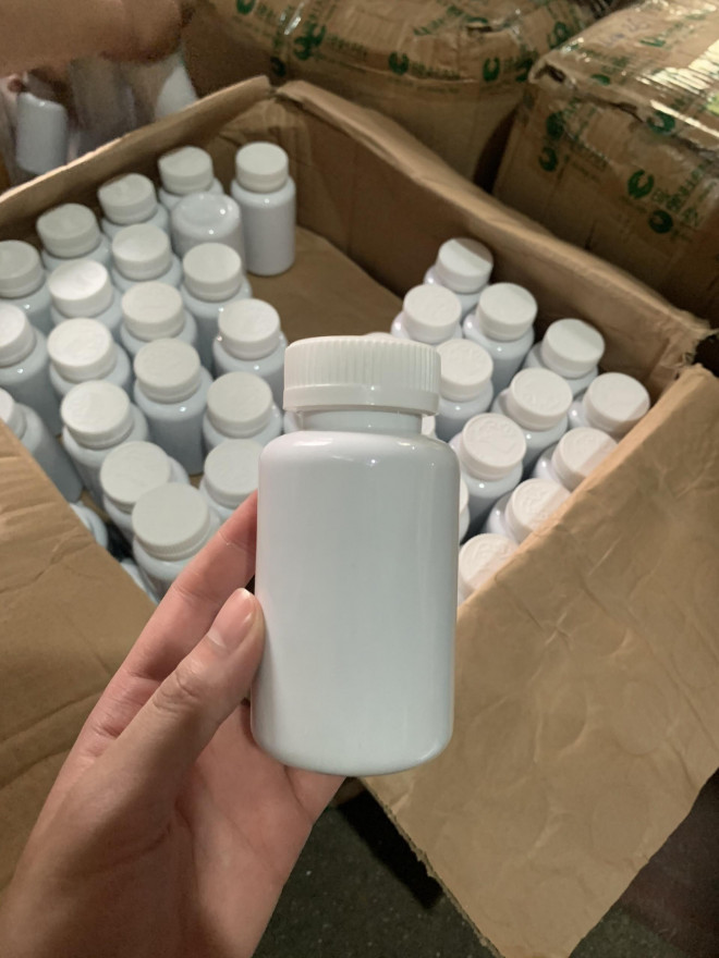 Đại diện cơ sở khai nhận đã mua nguyên liệu được bào chế sẵn không rõ nguồn gốc, thuê người in bao bì, nhãn mác, đóng gói các sản phẩm và tổ chức quảng cáo, bán hàng qua mạng xã hội.