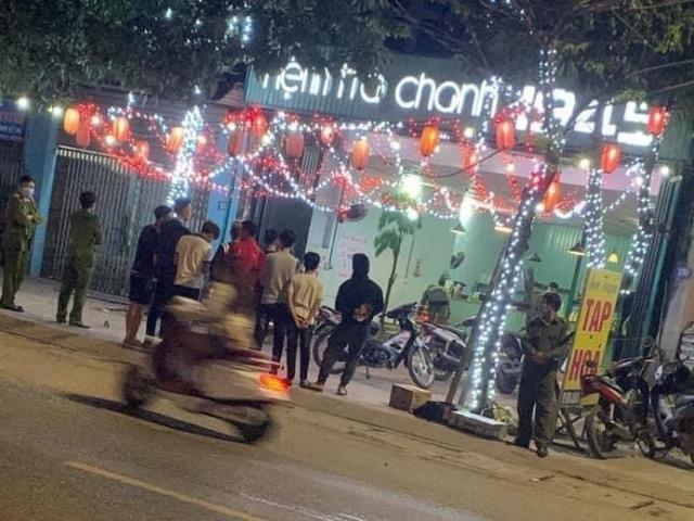 Pháp luật - Thiếu niên 16 tuổi rút dao đâm thương vong 3 chủ nợ ngay tại quán trà chanh
