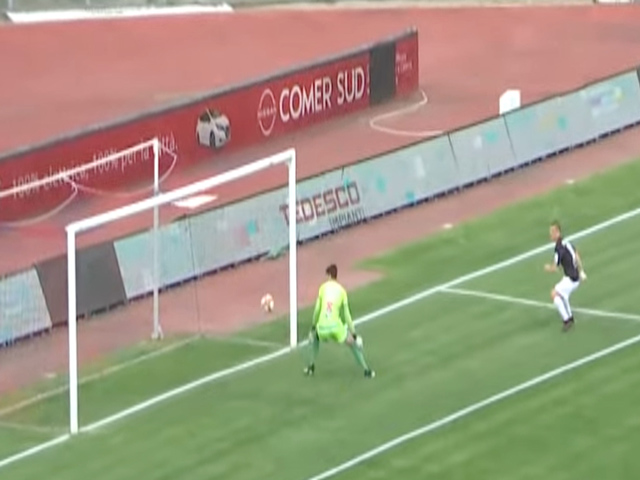 Bóng đá - Bàn thắng kỳ dị nhất năm: Cú sút đập 2 cột biến thủ môn thành tội đồ