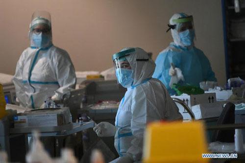 Nhân viên y tế điều trị Covid-19 trong một bệnh viện ở TP Bologna - Ý hôm 10-3 Ảnh: TÂN HOA XÃ