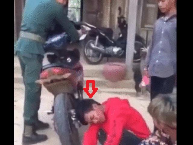 Thế giới xe - Video: Độ pô xe bị “phạt” để sát tai vào nghe tiếng pô nổ