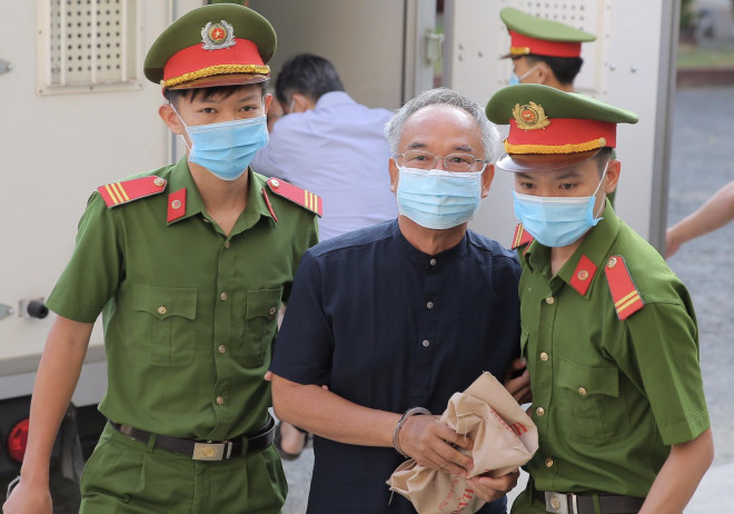 Bị cáo Nguyễn Thành Tài vào phòng xử án - Ảnh: Hoàng Triều