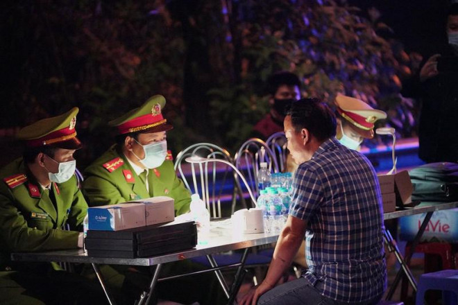 Việc test nhanh ma túy được thực hiện thông qua nước tiểu của tài xế. Ảnh: TP