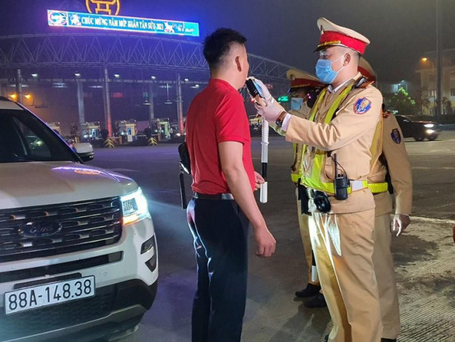 CSGT kiểm tra nồng độ cồn với các tài xế. Ảnh: TP