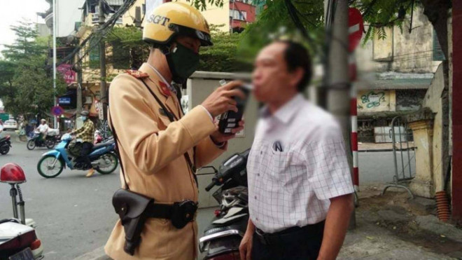 Đội CSGT số 1 (Hà Nội) lập biên bản người đàn ông điều khiển xe máy vi phạm nồng độ cồn khu vực phố Cổ quận Hoàn Kiếm.