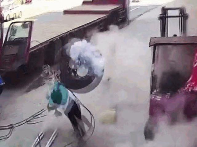 Media - Lốp ô tô phát nổ kinh hoàng, hất văng 2 mẹ con xuống đất