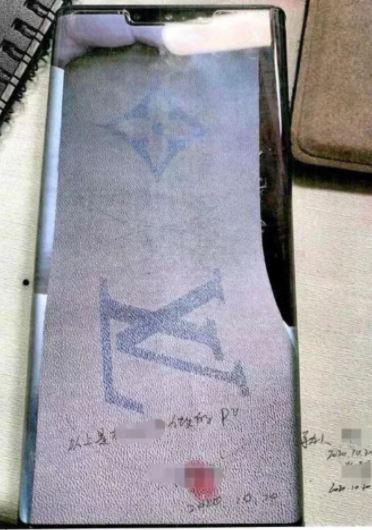 Nhóm đối tượng đã mua chuộc được một nhân viên bán hàng của hãng LV để có được các thông tin nội bộ chi tiết của các sản phẩm chưa được bán. Ảnh: qq.com