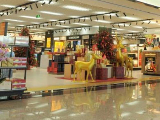 Thị trường - Tiêu dùng - Những bí mật về hàng miễn thuế 99% bạn chưa được "mách"