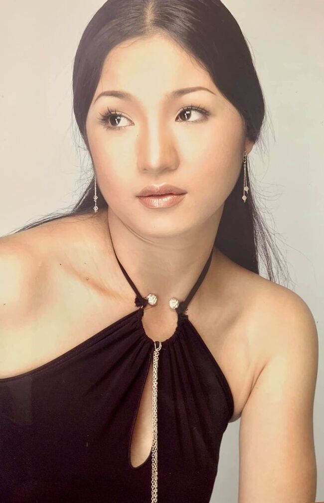 Á hậu 2 “Hoa hậu Phu nhân Thế giới người Việt” dí dỏm chia sẻ ảnh trên trang cá nhân: “Thanh xuân của Nga cái mặt tròn vo, lấy cái compa quay cái là vừa y luôn ha”.
