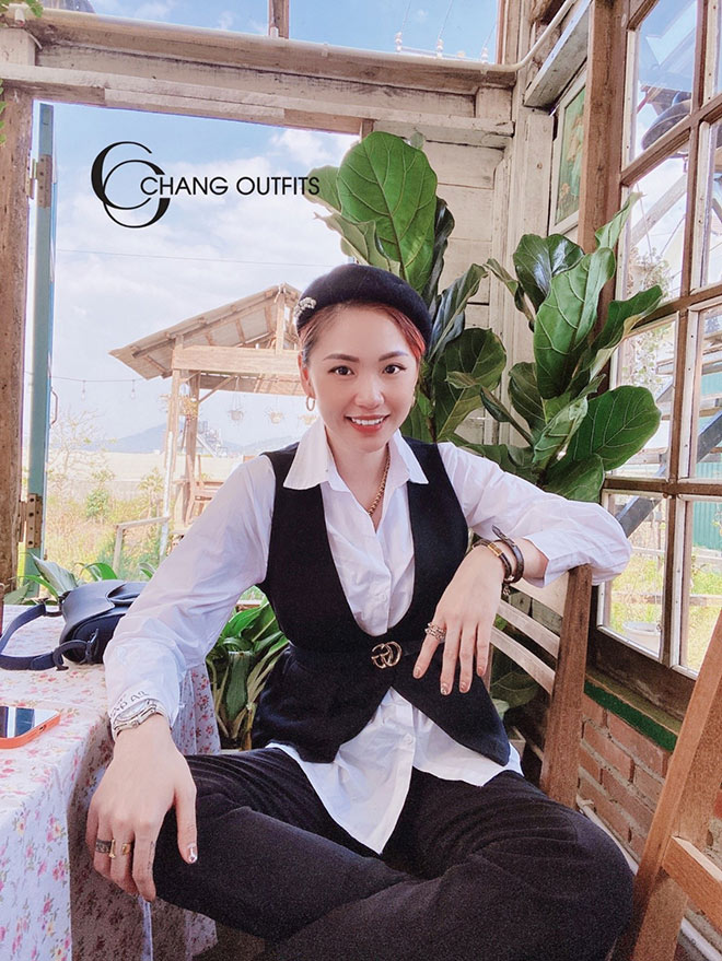 Bộ vest đen quen thuộc được Trang Nguyễn mix cùng sơ mi trắng, thắt lưng bản vừa mang đến vẻ sang chảnh và sành điệu cho người mặc