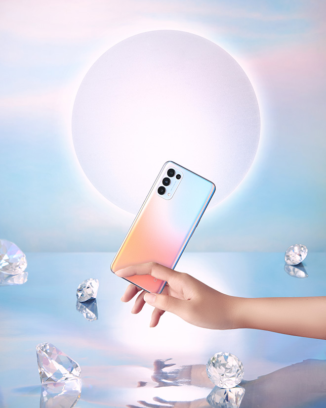 Với mặt lưng đa sắc màu ấn tượng, Reno5 5G nằm trong top smartphone tầm trung đáng sở hữu hiện nay - 4