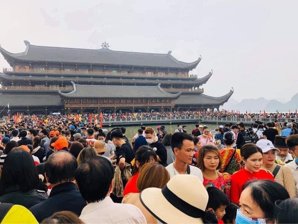 Người dân chen chúc đi lễ tại chùa Tam Chúc (Hà Nam) ngày 14/3.