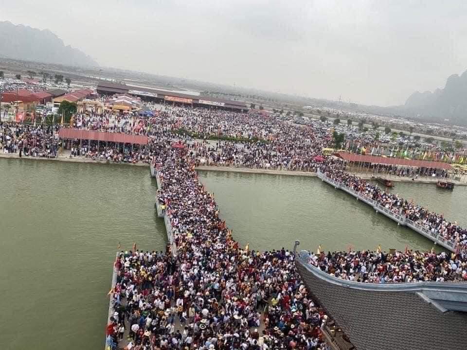 Cảnh tượng người dân đi lễ đông nghịt tại chùa Tam Chúc (Hà Nam) ngày 14/3