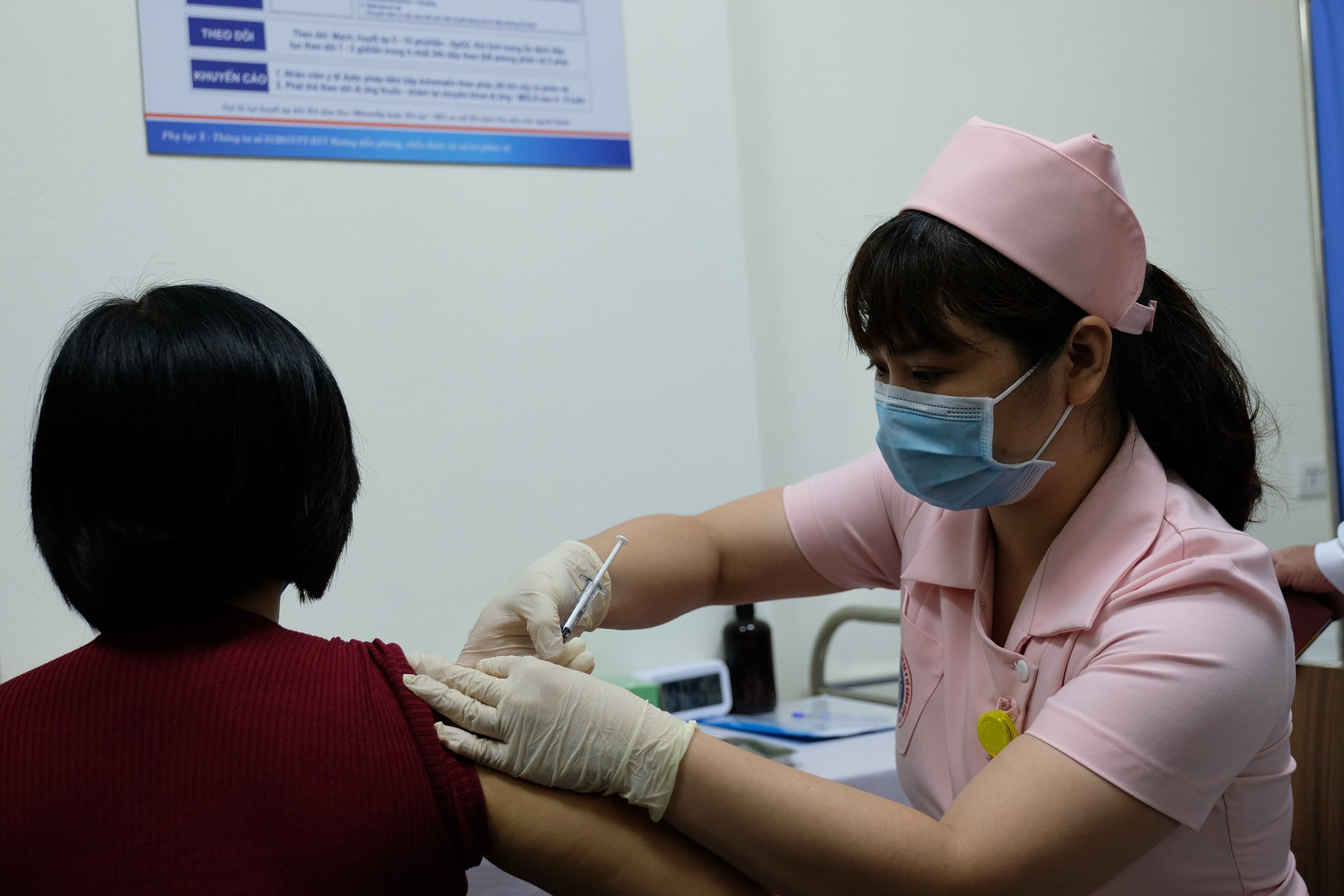 Tình nguyện viên tham gia tiêm&nbsp;thử nghiệm vắc-xin.