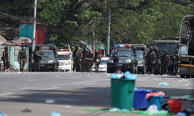 Cảnh sát Myanmar tuần tra trên đường phố.