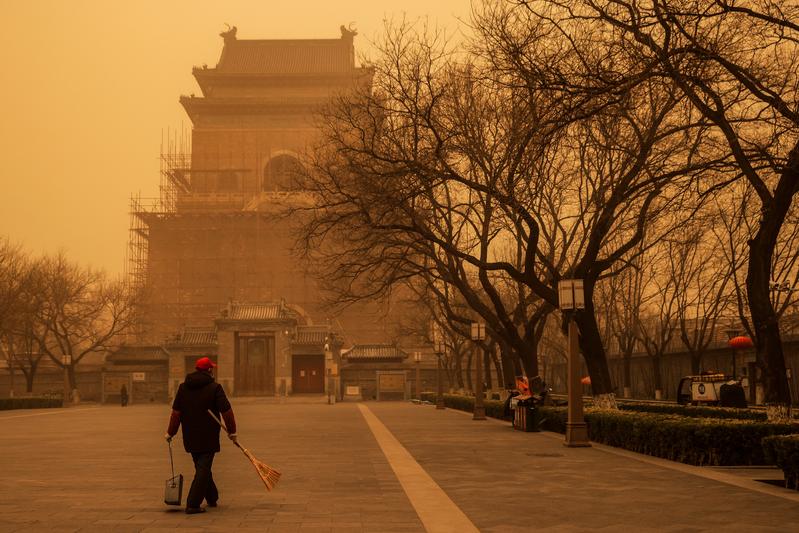 Trận bão cát lớn kỷ lục khiến người dân Trung Quốc “ngộp thở” (ảnh: Reuters)