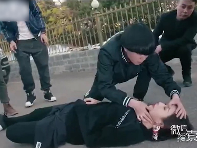 Video Clip Cười - Thanh niên cấp cứu người đẹp bị ngất và cái kết khiến bao người ngã ngửa