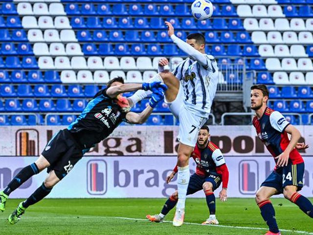 Bóng đá - Ronaldo tung cước "vỡ mặt" thủ môn, cựu trọng tài đòi "đuổi thẳng cổ"