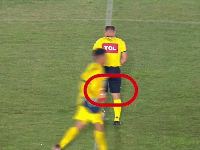 Media - "Giải quyết nỗi buồn" ngay trên sân, trọng tài bị ghi hình lại