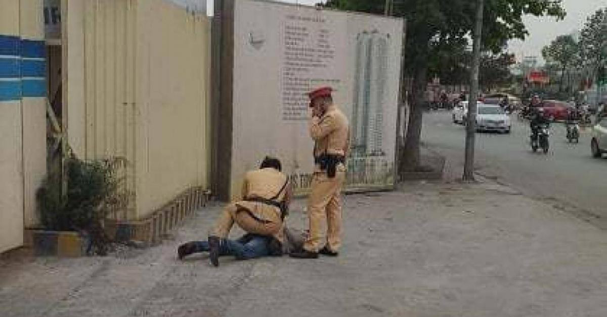 Tin tức trong ngày - Xin bỏ qua vi phạm bất thành, tài xế say rượu đấm thẳng mặt Thượng uý CSGT