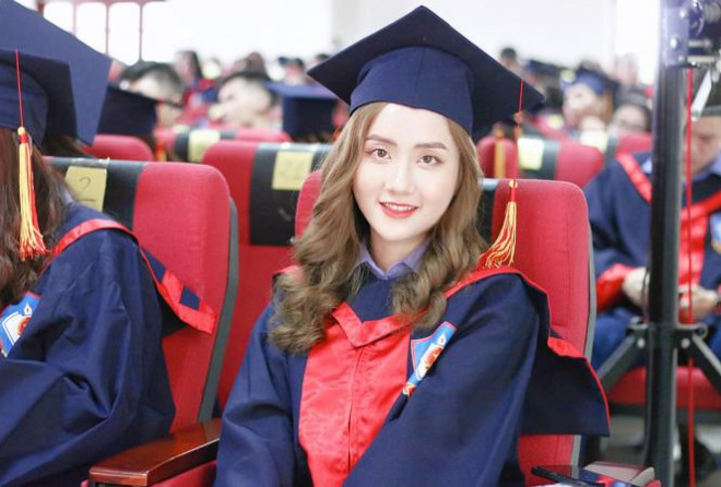 Trần Ngọc Thảo nổi bật trong buổi lễ nhận bằng tốt nghiệp.