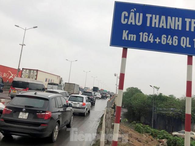 Tin tức trong ngày - Cầu Thanh Trì ùn tắc trong ngày đầu hạ tốc độ xuống 60km/h