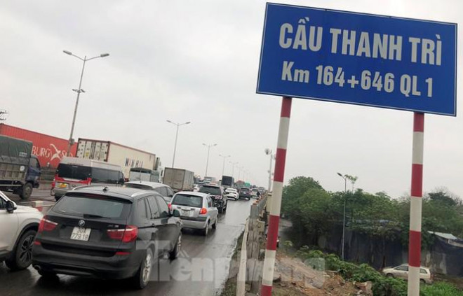 Theo thiết kế và tổ chức giao thông ban đầu, cầu thanh trì có 3 làn xe, 2 làn ô tô, 1 làn mô tô, xe máy và xe thô sơ, phương tiện được lưu thông với tốc độ tối đa 80 - 100 km/h