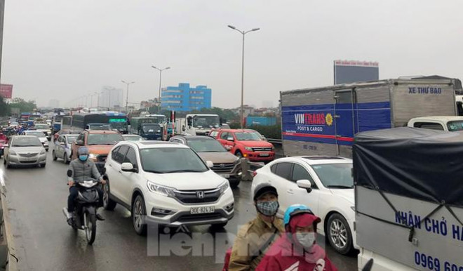 Trong ngày Sở GTVT Hà Nội thực hiện phương án hạ tốc độ xe ô tô xuống 60km/h, ùn tắc trên cầu Thanh Trì vẫn xảy ra.