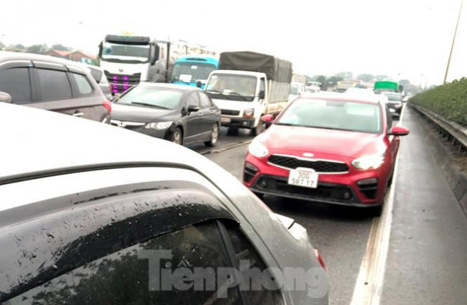 Thời điểm 9h, ùn tắc trên cầu Thanh Trì kéo dài ra cả đường Vành đai 3 trên cao.