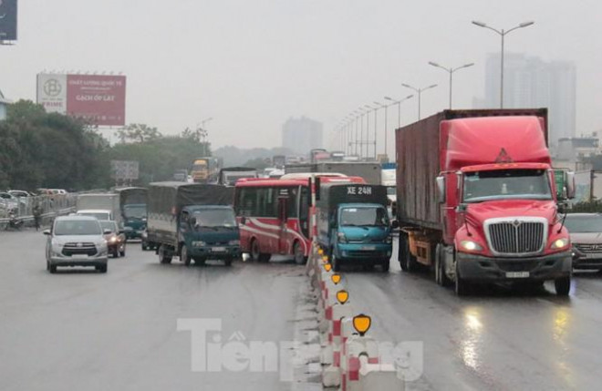Mặc dù được phép đi vào, nhưng nhiều ô tô, trong đó có xe khách khi lên cầu Thanh trì vẫn né làn đường hỗn hợp, lý do là sợ bị CSGT chặn đầu xử phạt.