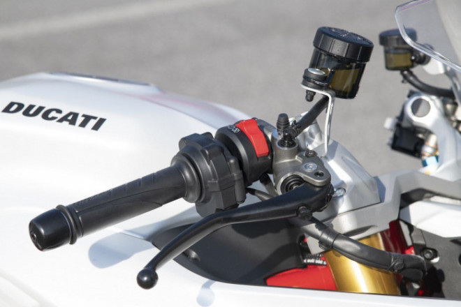 Chi tiết mô tô Ducati SuperSport 950 2021 trên đường đua - 10